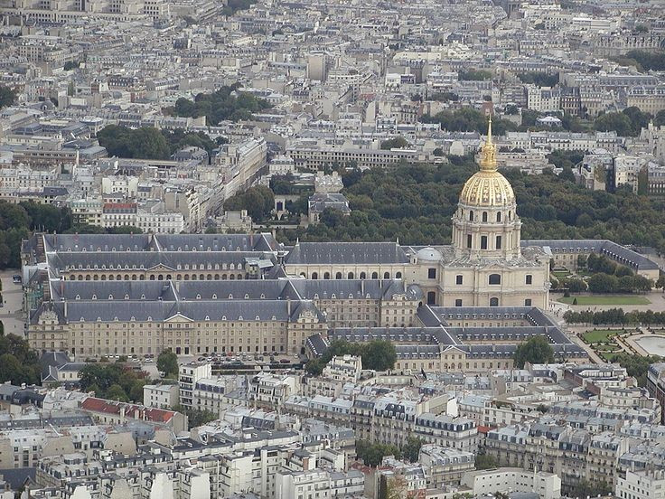  Là một trong những công trình xây dựng lớn nhất Paris. Quần thể này trải rộng hơn 13 hecta, gồm nhiều sân trong, dãy nhà dài và các công trình chức năng khác nhau. Ảnh: Pinterest.