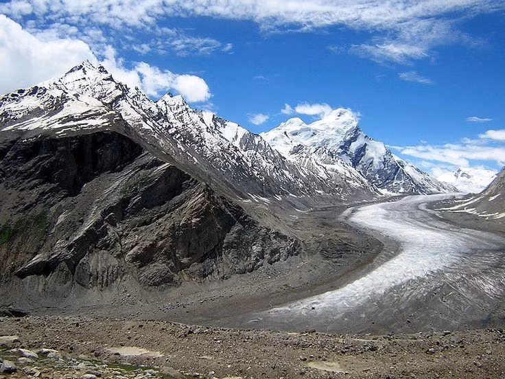  4. Là nơi có sông băng ngoài hai cực dài nhất thế giới. Sông băng Siachen và Baltoro trong dãy Karakoram là hai trong những dòng băng lớn nhất ngoài vùng cực, đóng vai trò quan trọng trong hệ thống nước ngọt Nam Á. Ảnh: Pinterest.