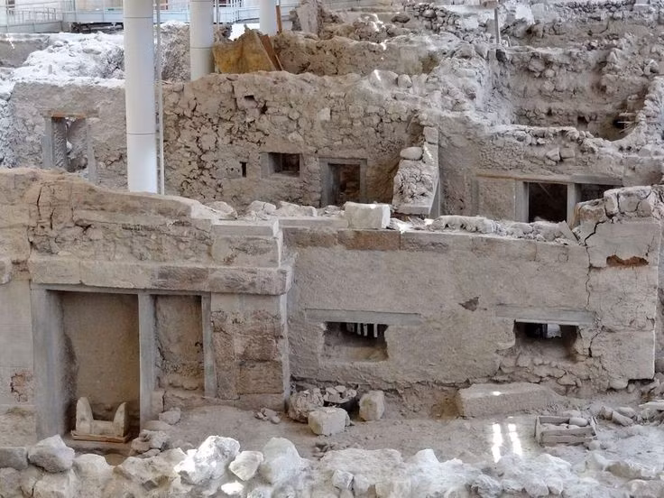  Được phát hiện lại vào thế kỷ 19 và khai quật trong thế kỷ 20. Akrotiri chỉ thực sự được khai quật quy mô lớn từ năm 1967, mở ra một kho tư liệu quý giá về đời sống đô thị thời tiền sử. Ảnh: Pinterest.