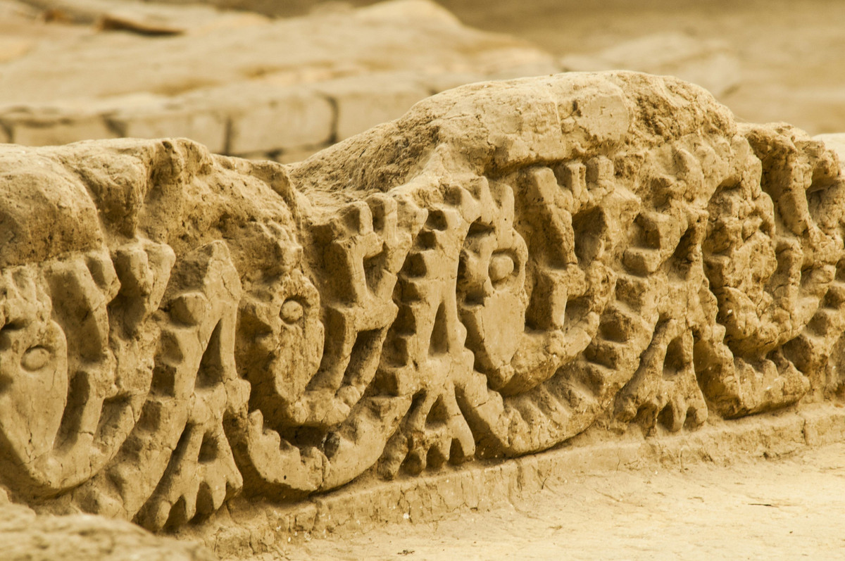  Kho tàng biểu tượng cổ. Nhiều bức tường ở Túcume còn lưu lại hình chim, cá và biểu tượng thần linh, phản ánh thế giới quan phong phú của cư dân cổ. Ảnh: Pinterest.