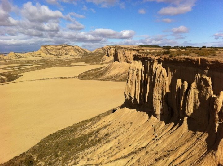  7. Thiên đường của các loài chim. Nơi đây là nhà của nhiều loài chim quý hiếm như kền kền Griffon, đại bàng và diều hâu, thu hút đông đảo các nhà nghiên cứu và nhiếp ảnh gia. Ảnh: Pinterest.