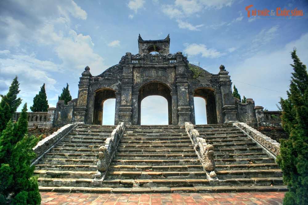 Không phải Văn Miếu đầu tiên của triều Nguyễn. Trước khi Văn Miếu Huế hiện nay được xây dựng, triều Nguyễn từng lập Văn Miếu ở nhiều vị trí khác nhau. Đến năm 1808, vua Gia Long mới cho xây Văn Miếu chính thức tại làng An Ninh Thượng, bên bờ bắc sông Hương.