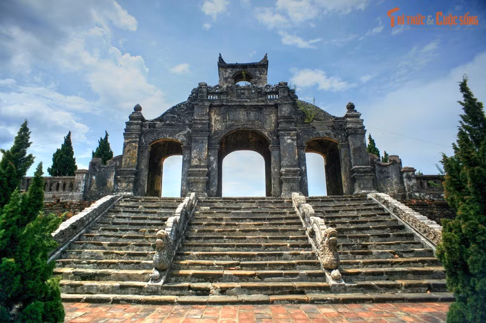 Không phải Văn Miếu đầu tiên của triều Nguyễn. Trước khi Văn Miếu Huế hiện nay được xây dựng, triều Nguyễn từng lập Văn Miếu ở nhiều vị trí khác nhau. Đến năm 1808, vua Gia Long mới cho xây Văn Miếu chính thức tại làng An Ninh Thượng, bên bờ bắc sông Hương.