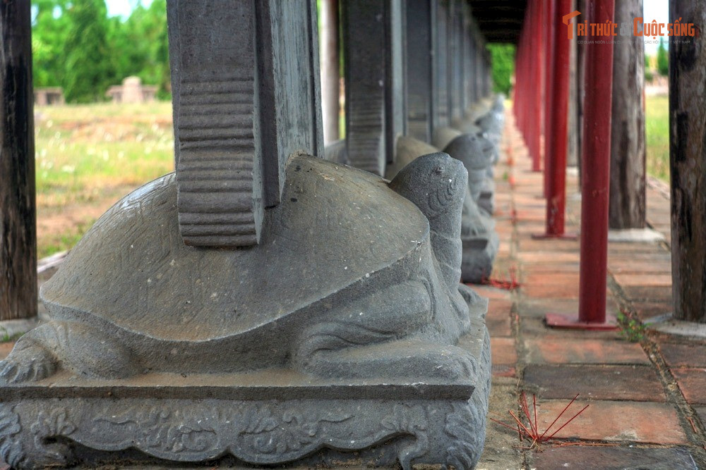 Hệ thống bia đá không đồ sộ. Do không có bề dày lịch sử như Văn Miếu ở Hà Nội, Văn Miếu Huế không có nhiều bia tiến sĩ. Từ năm 1831 – 1919, năm có khoa thi Hội cuối cùng dưới thời vua Khải Ðịnh, trên 30 tấm bia đá đã được dựng tại Văn miếu Huế.