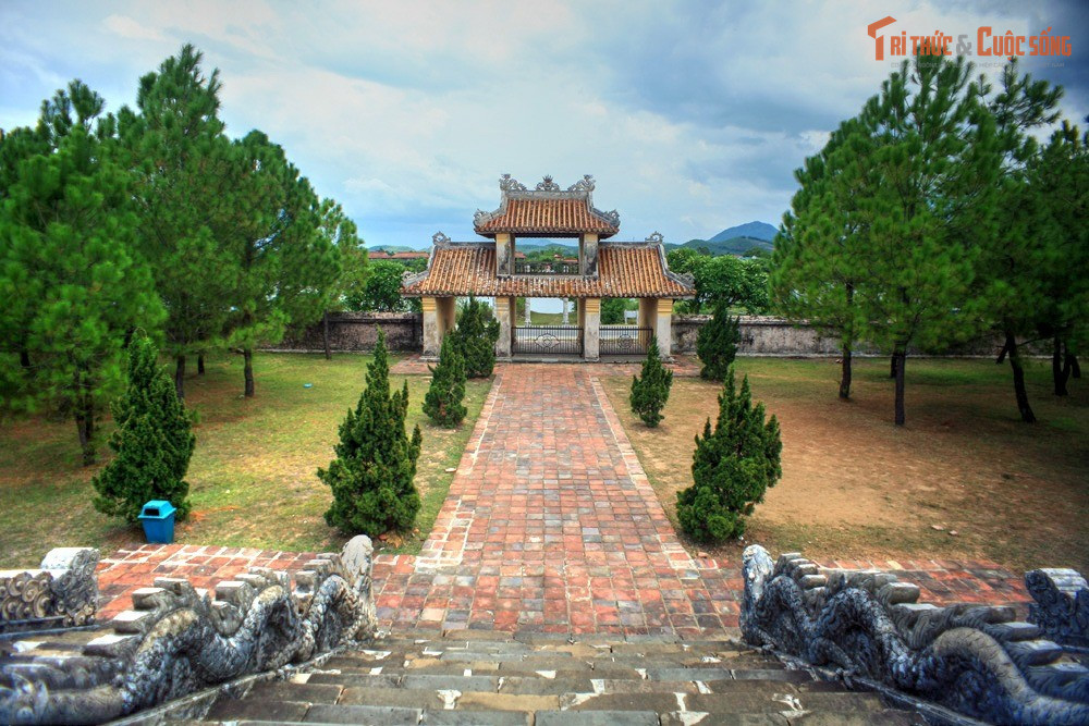 Vị trí được chọn theo phong thủy nghiêm ngặt. Văn Miếu Huế quay mặt về hướng Nam, phía trước là sông Hương uốn lượn, phía sau tựa núi thấp, phù hợp quan niệm phong thủy “tiền minh đường, hậu chẩm sơn” trong kiến trúc Nho giáo.