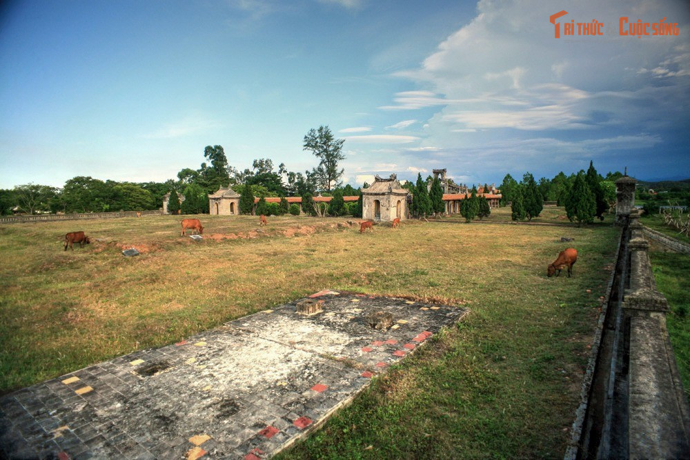 Quy mô nhỏ hơn Văn Miếu Quốc Tử Giám Hà Nội. Dù mang ý nghĩa tương tự, Văn Miếu Huế có quy mô khiêm tốn hơn, phản ánh sự khác biệt về điều kiện lịch sử và quan niệm tổ chức giáo dục của triều Nguyễn so với các triều đại trước.