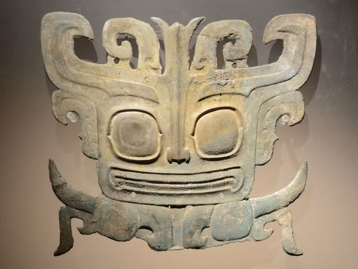  Được phát hiện vào đầu thế kỷ 20. Di chỉ Tam Tinh Đôi được phát hiện lần đầu vào năm 1929 tại tỉnh Tứ Xuyên, Trung Quốc, khi một nông dân tình cờ tìm thấy ngọc khí cổ. Ảnh: Pinterest.