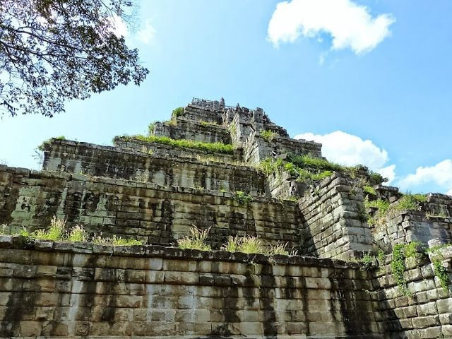  Tọa lạc ở nơi từng là trung tâm kinh đô cổ. Koh Ker, nơi công trình tọa lạc, từng giữ vai trò kinh đô của đế chế Khmer vào thế kỷ 10, trước khi quyền lực quay lại Angkor. Ảnh: Pinterest.