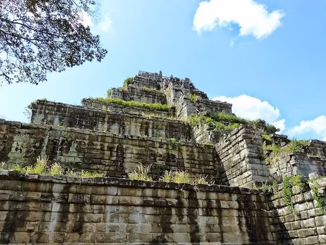  Tọa lạc ở nơi từng là trung tâm kinh đô cổ. Koh Ker, nơi công trình tọa lạc, từng giữ vai trò kinh đô của đế chế Khmer vào thế kỷ 10, trước khi quyền lực quay lại Angkor. Ảnh: Pinterest.