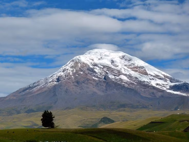  4. Là nguồn cung cấp nước ngọt quan trọng. Băng tuyết vĩnh cửu trên Chimborazo tan chảy tạo thành nhiều sông suối, cung cấp nước ngọt thiết yếu cho các cộng đồng vùng cao nguyên miền Trung Ecuador. Ảnh: Pinterest.