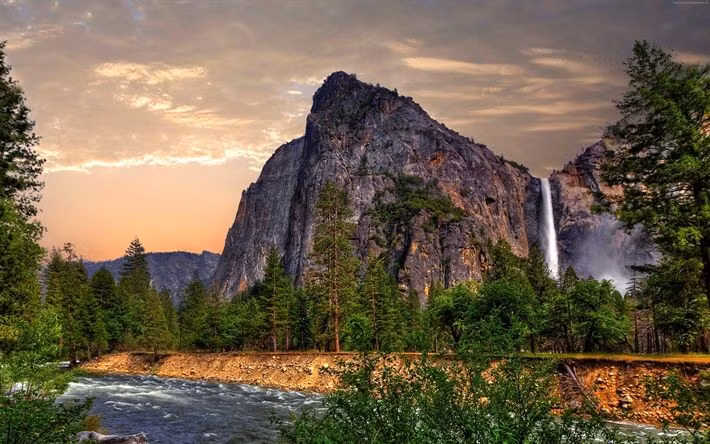  6. Được đặt tên từ ngôn ngữ bản địa. Tên “Yosemite” bắt nguồn từ tiếng của người Miwok, có nghĩa là “kẻ giết người” hoặc “kẻ hung dữ”. Ảnh: Pinterest.
