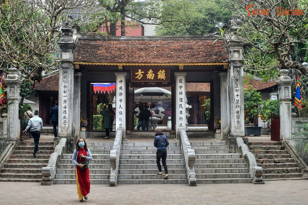 Không gian tĩnh lặng giữa đô thị đông đúc. Dù nằm gần các trục đường lớn, đền Kim Liên vẫn giữ được không khí trầm mặc, tách biệt khỏi nhịp sống hiện đại xung quanh.