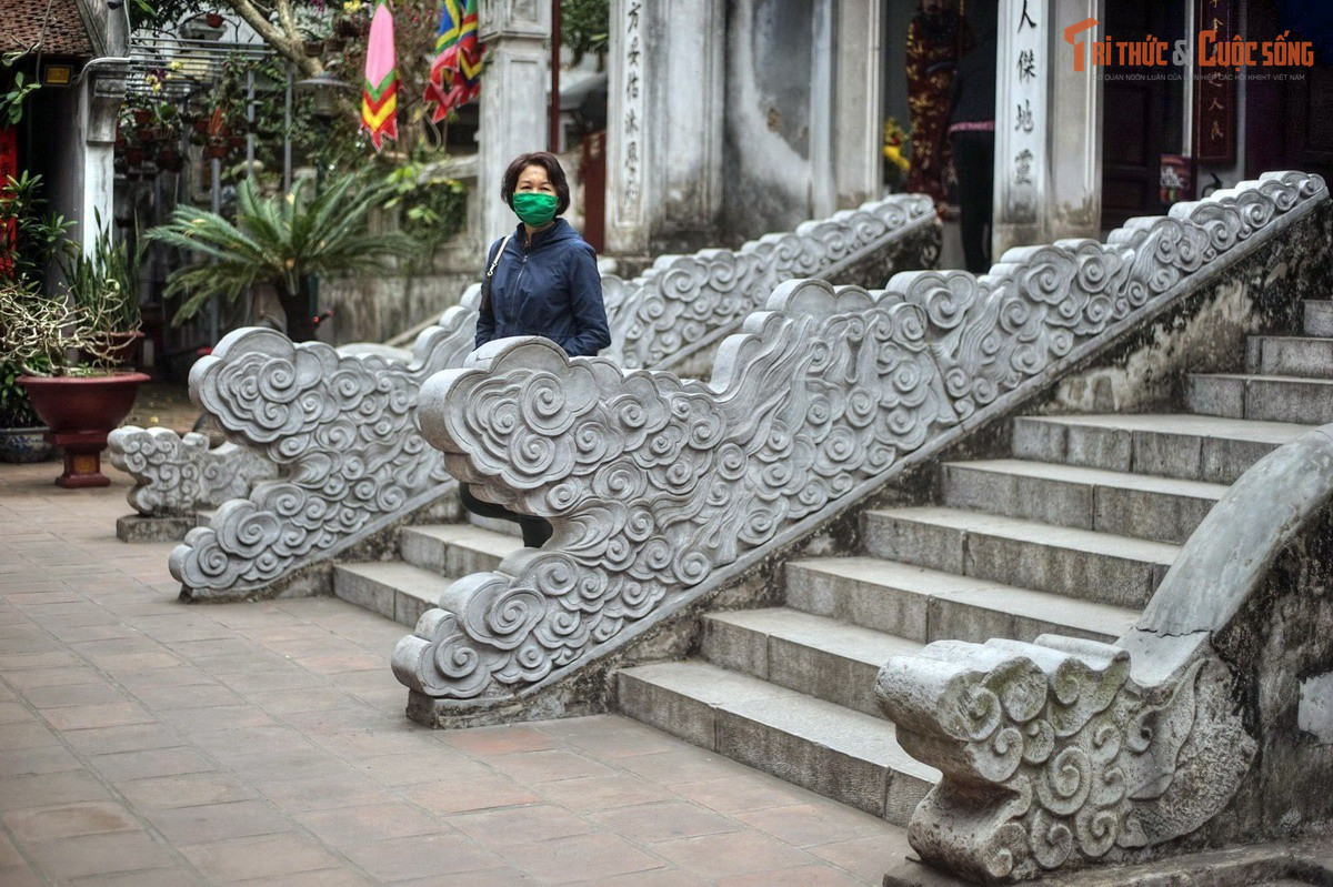 Ít khách du lịch biết đến hơn các đền khác trong “Thăng Long tứ trấn”. So với các đền Bạch Mã, Quán Thánh và Voi Phục, đền Kim Liên có phần ít nổi tiếng hơn trên bản đồ du lịch của Thủ đô.