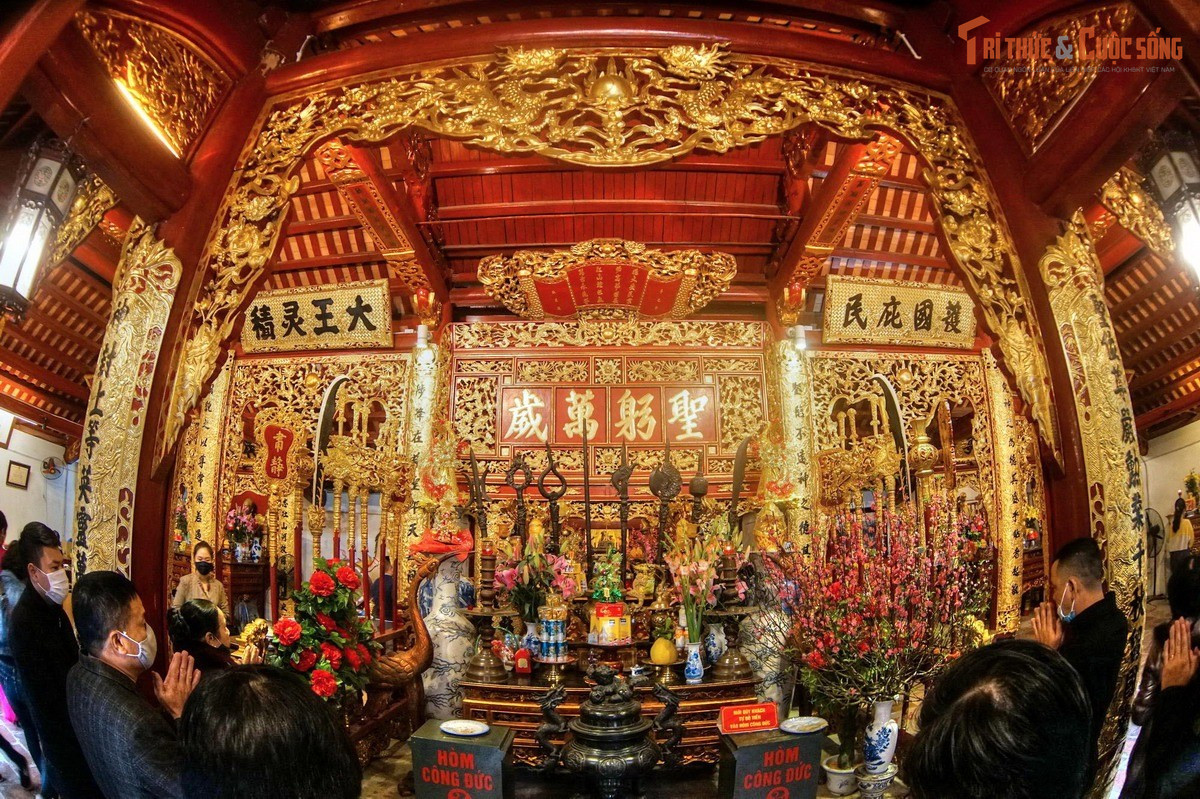 Thờ thần Cao Sơn Đại Vương. Vị thần được thờ tại đền Kim Liên gắn với truyền thuyết thời Hùng Vương và được xem là thần bảo hộ phương Nam của kinh thành.