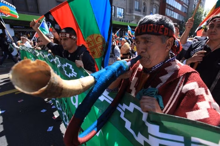  Vẫn đấu tranh bảo vệ quyền đất đai. Ngày nay, cộng đồng Mapuche tiếp tục lên tiếng đòi quyền lợi văn hóa và lãnh thổ truyền thống. Ảnh: Pinterest.