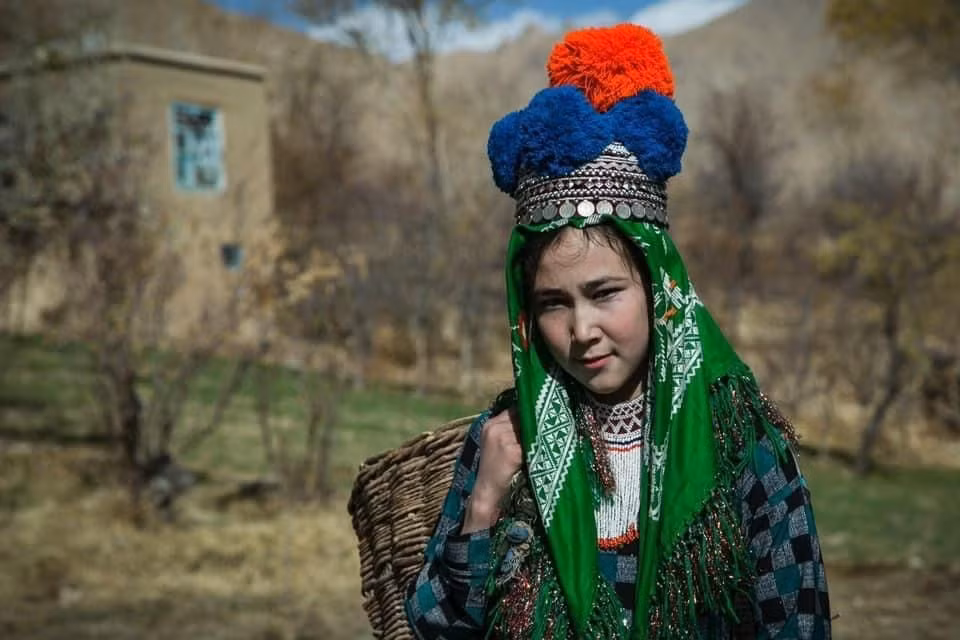  Chủ yếu theo Hồi giáo Shia. Trong khi phần lớn người Afghanistan theo Hồi giáo Sunni, người Hazara lại chủ yếu theo nhánh Shia, tạo nên sự khác biệt tôn giáo đáng kể. Ảnh: Pinterest.