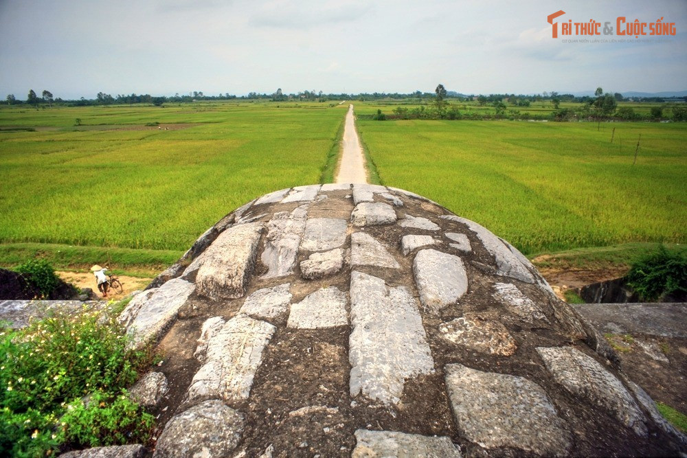 Là kinh thành xây bằng đá đồ sộ nhất Việt Nam. Không có kinh thành lịch sử nào ở Việt Nam trước hay sau thời Hồ được xây dựng bằng đá lớn với quy mô tương đương thành nhà Hồ.