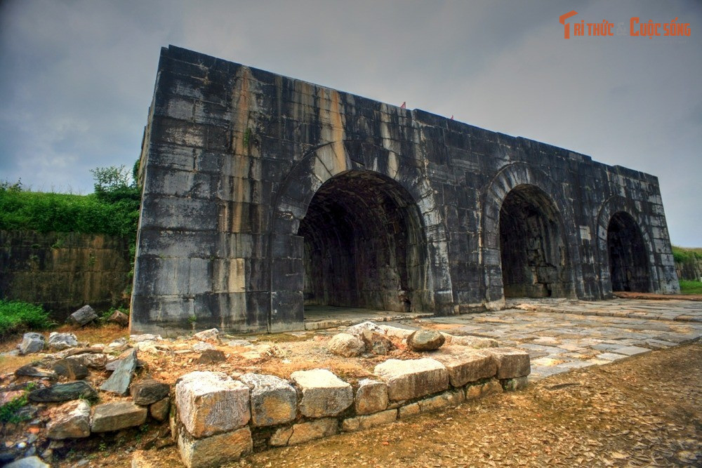 Vòm cổng xây kiểu “múi bưởi”. Đá xây cổng thành được đẽo gọt chính xác, ghép khít kiểu “múi bưởi, không cần vữa kết dính, tạo nên các vòm cửa cực kỳ vững chắc và chịu lực tốt, minh chứng cho kỹ thuật xây dựng đá vượt trội.