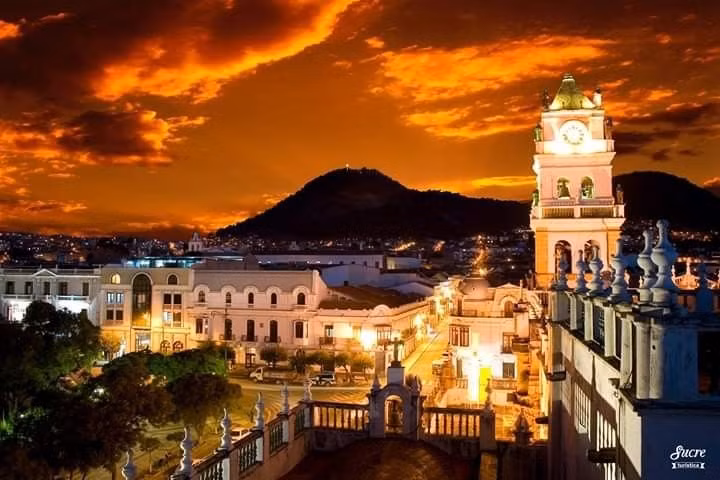  Là thủ đô hiến pháp của Bolivia. Mặc dù chính phủ và quốc hội Bolivia hiện đặt tại La Paz, Sucre vẫn được coi là thủ đô theo hiến pháp của đất nước. Tòa án Tối cao Bolivia vẫn đặt trụ sở tại thành phố này, giữ vai trò quan trọng trong hệ thống tư pháp quốc gia. Ảnh: Pinterest.