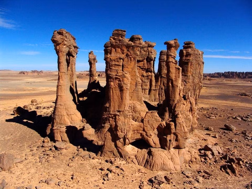 Các cấu trúc đá kỳ vĩ. Những khối đá sa thạch bị bào mòn ở nơi đây tạo thành các tháp, vòm, khe núi và hẻm đá ngoạn mục, thu hút giới thám hiểm và du khách. Ảnh: Pinterest.