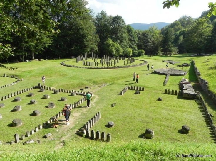  Hệ thống dẫn nước cổ đại rất phát triển. Các ống dẫn nước bằng gốm và gỗ được tìm thấy trong khu vực cho thấy người Dacia đã biết quy hoạch nước sinh hoạt cho một đô thị lớn trên núi cao. Ảnh: Pinterest.