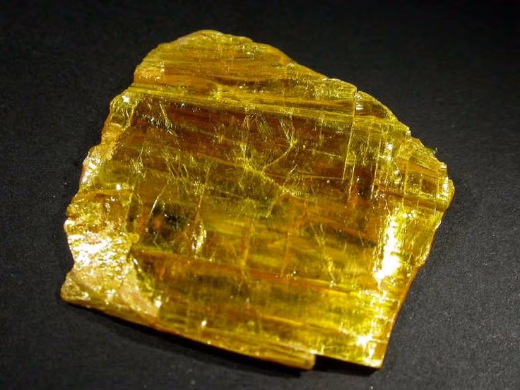  Là khoáng vật sulfua của asen có màu vàng đặc trưng. Orpiment có công thức hóa học As₂S₃, nổi bật với sắc vàng chanh đến vàng cam rất dễ nhận biết, từng khiến con người nhầm tưởng là vàng thật trong lịch sử. Ảnh: Pinterest.