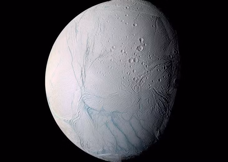  Đại dương không chỉ có trên Trái Đất. Nhiều thiên thể trong Hệ Mặt Trời như Europa, Enceladus hay Titan được cho là sở hữu đại dương ngầm khổng lồ dưới lớp băng. Ảnh: Pinterest.
