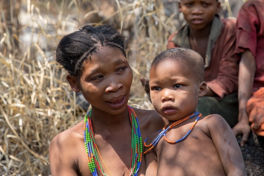  Người Khoikhoi sử dụng ngôn ngữ có âm bật đặc trưng. Ngôn ngữ Khoikhoi chứa nhiều phụ âm bật bằng lưỡi, một đặc điểm hiếm thấy trên thế giới và gây ấn tượng mạnh với các nhà ngôn ngữ học. Ảnh: 101lasttribes.com.