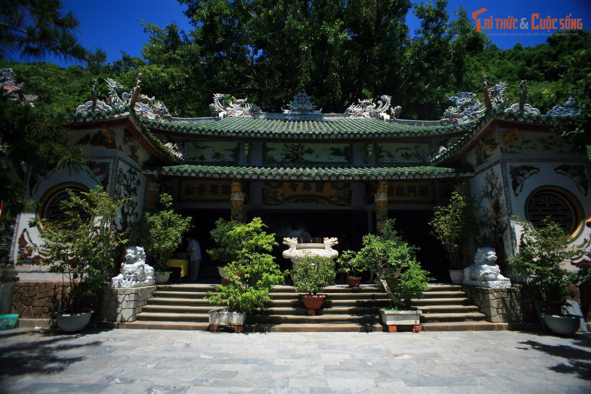 Chùa Linh Ứng Non Nước có lịch sử hơn 200 năm. Ngôi chùa nằm trên núi Thủy Sơn được xây dựng từ thời vua Minh Mạng, là một trong những ngôi chùa cổ nhất Đà Nẵng.