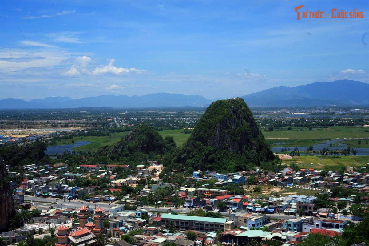 Được vua Minh Mạng đặt tên “Ngũ Hành Sơn”. Tên gọi Ngũ Hành Sơn chính thức xuất hiện từ năm 1837 sau khi vua đến thăm.