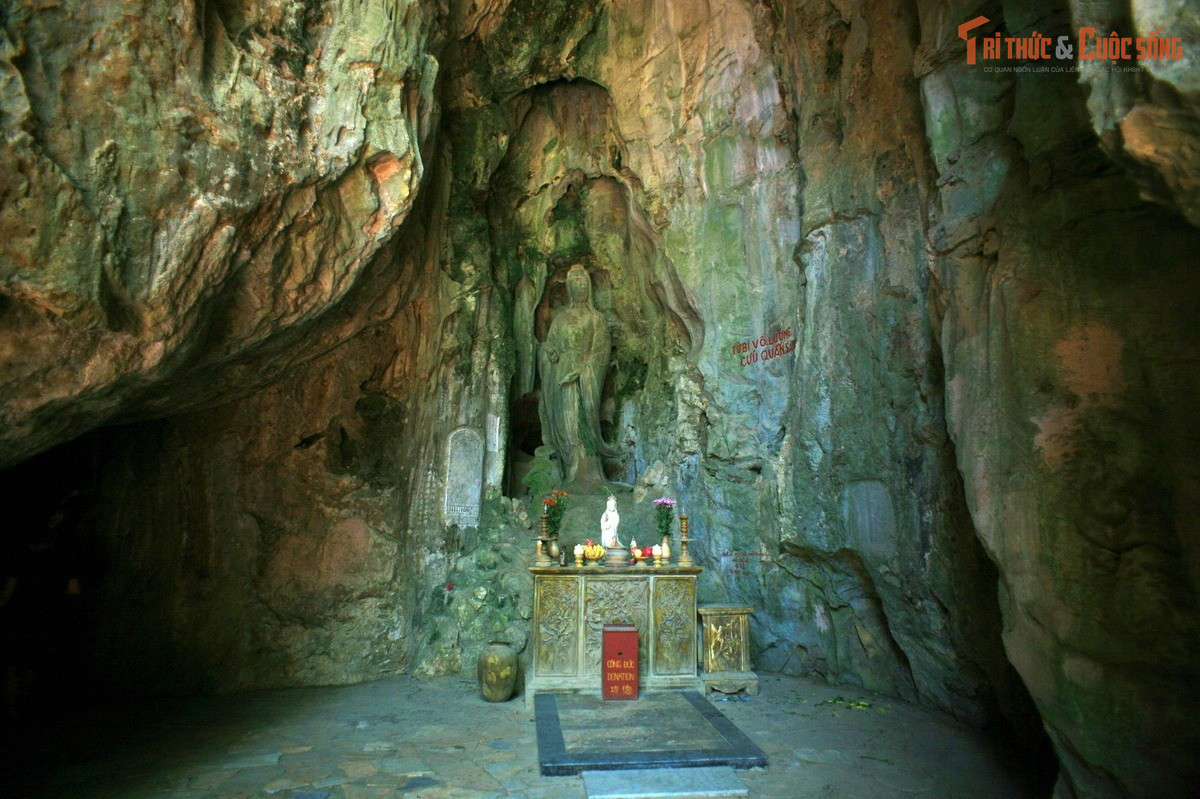 Có hệ thống hang động phong phú. Trong núi Thủy Sơn có nhiều động lớn nhỏ như Âm Phủ, Hoa Nghiêm, Tàng Chơn, Huyền Không...