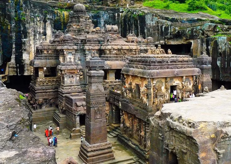  Ellora vẫn là điểm hành hương linh thiêng. Mỗi năm, hàng triệu tín đồ và du khách đến chiêm bái, cảm nhận vẻ đẹp vượt thời gian của công trình đá này. Ảnh: Pinterest.