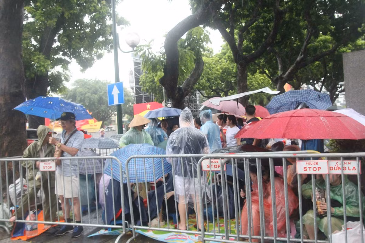 Cầm trên tay lá cờ Tổ quốc nhỏ, bác Nguyễn Mạnh Hùng (72 tuổi, quận Ba Đình) chia sẻ: "Mấy hôm nay nghe tin bão rồi mưa suốt, tôi cũng lo. Nhưng đây là sự kiện 80 năm mới có một lần, mưa gió sá gì! Phải đi, phải đến xem để thấy được khí thế hào hùng của dân tộc, để sống lại những năm tháng tuổi trẻ và để con cháu mình hiểu thêm về lịch sử đất nước".