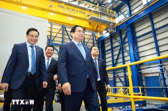 Thủ tướng Phạm Minh Chính tham quan hệ thống vận hành Nhà máy Điện khí LNG Nhơn Trạch 3 và 4. (Ảnh: Dương Giang/TTXVN)