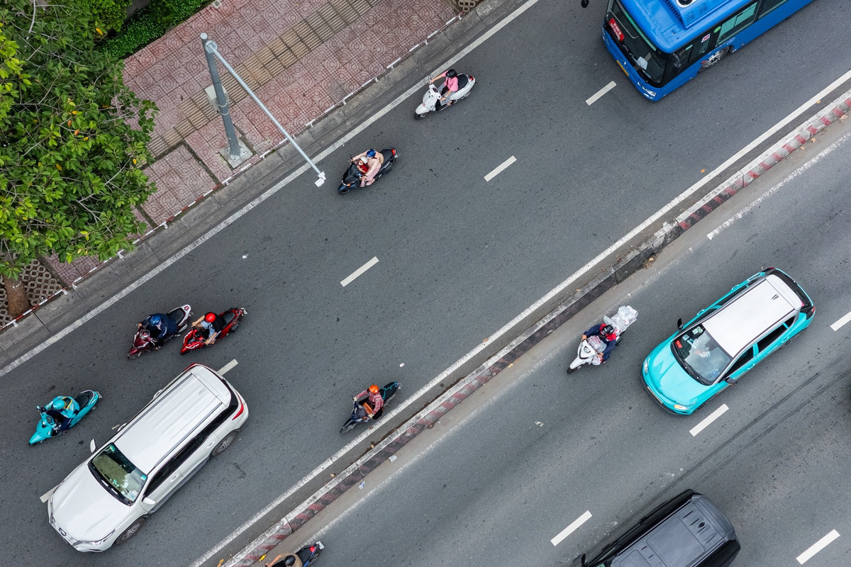 Hệ thống camera AI tại giao lộ trên đường Nguyễn Hữu Cảnh (phường Thạnh Mỹ Tây, TP.HCM) phát hiện nhiều lỗi vi phạm của ôtô lẫn xe máy. Ngoài các lỗi thường bị chú ý như vượt đèn đỏ, nhiều lỗi sai mà người lái chủ quan, nghĩ không sai nhưng thực tế vẫn bị xử lý.