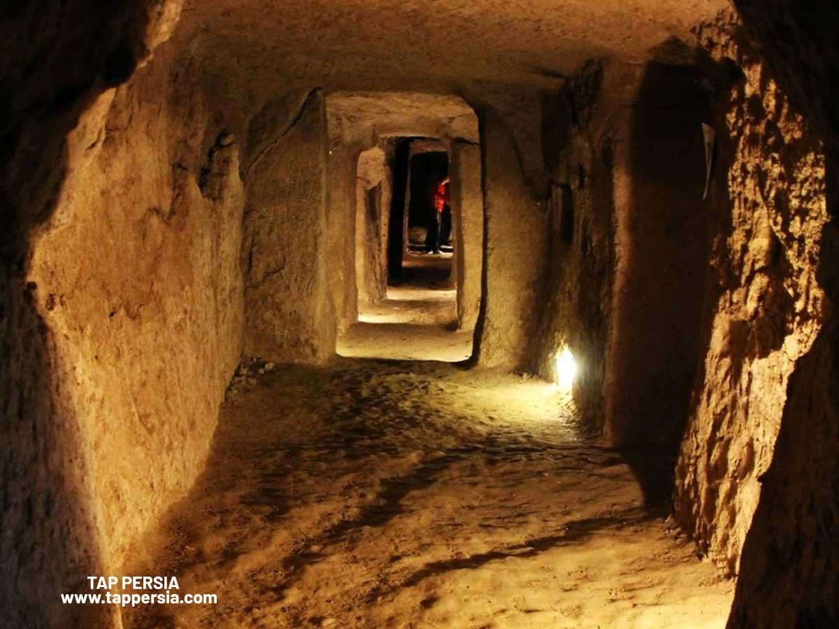  Hệ thống thông gió cực kỳ thông minh. Dù nằm sâu dưới đất, Noushabad vẫn được cung cấp không khí nhờ các giếng thông gió khéo léo kết nối với bề mặt, đảm bảo sinh hoạt lâu dài cho cư dân. Ảnh: tappersia.com.