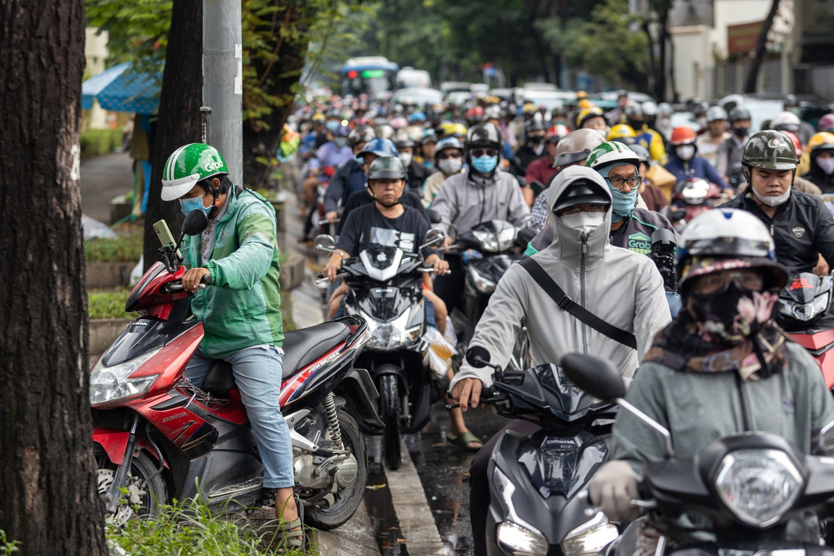 Vỉa hè đường Võ Thị Sáu thường xuyên xảy ra tình trạng xe leo lề. Ghi nhận khoảng 17h ngày 3/10, tình trạng này vẫn diễn ra nhưng đã giảm đáng kể. Vỉa hè trở nên thông thoáng, được trả lại cho người đi bộ.