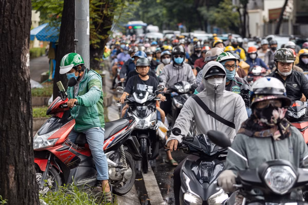 Vỉa hè đường Võ Thị Sáu thường xuyên xảy ra tình trạng xe leo lề. Ghi nhận khoảng 17h ngày 3/10, tình trạng này vẫn diễn ra nhưng đã giảm đáng kể. Vỉa hè trở nên thông thoáng, được trả lại cho người đi bộ.