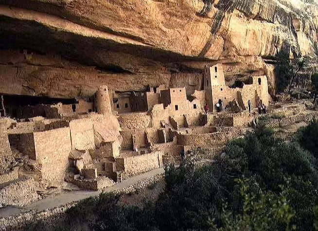 1. Người Anasazi từng xây dựng nền văn minh rực rỡ ở vùng Tây Nam Hoa Kỳ. Họ nổi tiếng với những khu định cư bằng đá và vách núi, đặc biệt là tại Mesa Verde và Chaco Canyon. Ảnh: Pinterest.