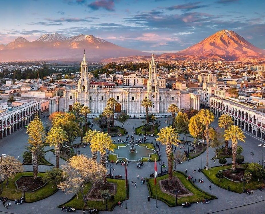  Được mệnh danh là “Thành phố Trắng”. Arequipa nổi tiếng với biệt danh “La Ciudad Blanca” vì nhiều công trình được xây bằng đá núi lửa màu sáng gọi là sillar. Loại đá này tạo cho toàn thành phố sắc trắng ngà đặc trưng dưới ánh nắng vùng cao nguyên. Ảnh: Pinterest.