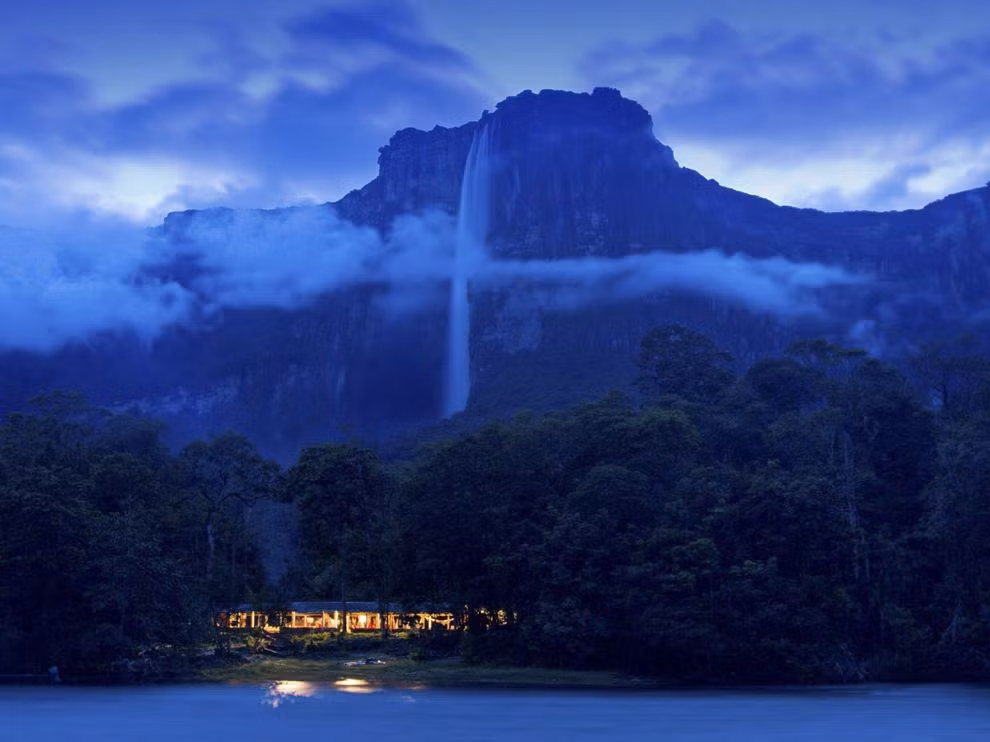 2. Nằm giữa rừng rậm Amazon hoang dã. Thác tọa lạc trong Công viên Quốc gia Canaima, bang Bolívar của Venezuela – một khu vực hẻo lánh chỉ có thể tiếp cận bằng máy bay hoặc cano. Ảnh: Pinterest.