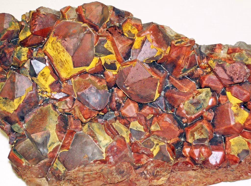  Liên quan đến dấu hiệu nước trên sao Hỏa. Sự hiện diện của hematite trên bề mặt sao Hỏa được các nhà khoa học xem là bằng chứng cho thấy hành tinh này từng có nước lỏng trong quá khứ, vì khoáng vật này thường hình thành trong môi trường có nước. Ảnh: Flickr.