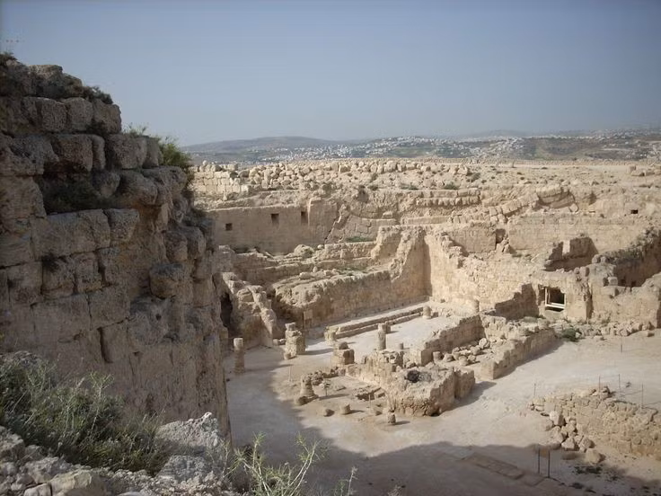  Nằm ở vị trí chiến lược nhìn ra Jerusalem. Từ Herodium có thể quan sát vùng Judea xung quanh và hướng về Jerusalem, trung tâm tôn giáo – chính trị thời cổ. Ảnh: Pinterest.