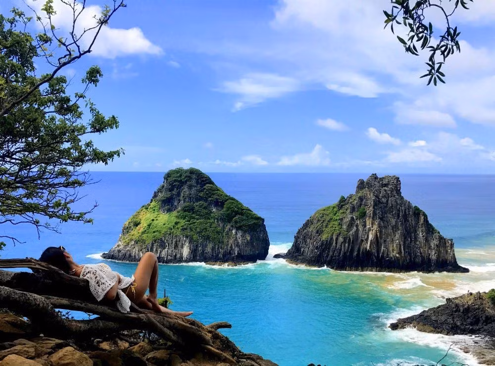  Giới hạn số lượng du khách tham quan mỗi ngày. Để bảo tồn thiên nhiên, chính quyền Brazil chỉ cho phép khoảng 400 du khách lên đảo mỗi ngày. Ảnh: Pinterest.