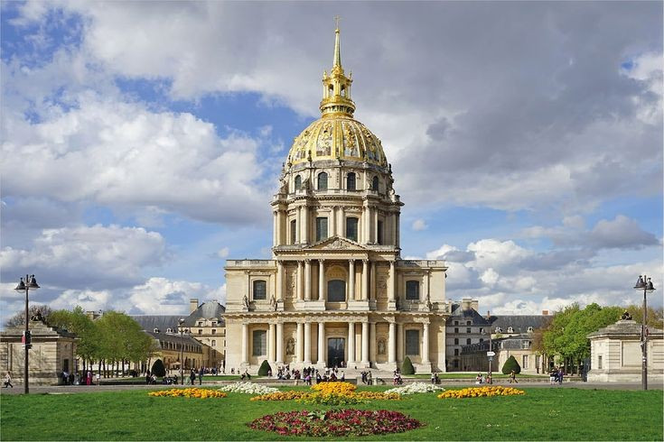  Mái vòm vàng là biểu tượng kiến trúc nổi bật. Dôme des Invalides với mái vòm mạ vàng cao hơn 100 mét là một trong những hình ảnh dễ nhận biết nhất của Paris. Ảnh: Pinterest.