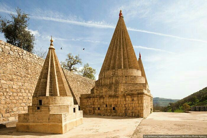  Thánh địa quan trọng tại Lalish. Lalish, nằm ở miền bắc Iraq, là trung tâm tâm linh thiêng liêng nhất của người Yazidi. Mỗi tín đồ được khuyến khích hành hương đến đây ít nhất một lần trong đời để tham gia các nghi lễ truyền thống và cầu nguyện tại các đền tháp mái nhọn đặc trưng. Ảnh: Pinterest.