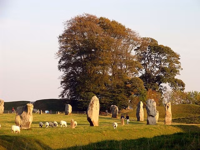  7. Gắn liền với huyền thoại dân gian. Nhiều truyền thuyết địa phương coi Avebury là nơi linh thiêng, chứa sức mạnh siêu nhiên. Ảnh: Pinterest.
