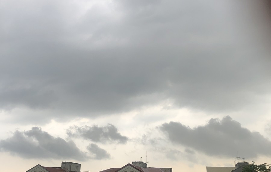 Vào mùa hè, bầu trời Hà Nội thường xuất hiện các “mảnh” mây rời rạc, tối màu, trông như bị xé rách hoặc như ảo ảnh. Làm nhiều người tò mò, hiện tượng này liên quan tới lớp mây ở tầng thấp/giữa bị cắt bởi dòng khí, hoặc là phần còn lại sau tan vỡ của đám mây đối lưu. Ảnh: Hoa Học Trò.