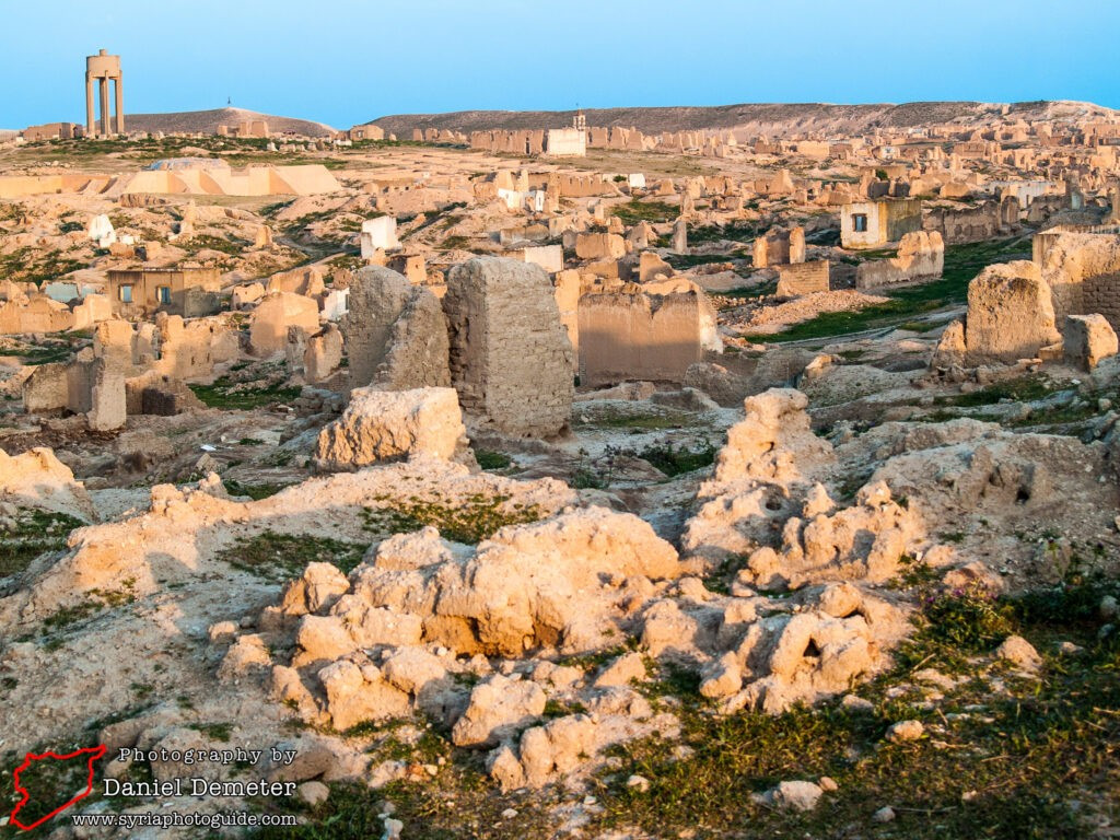  Hệ thống hầm mộ hoàng gia gây kinh ngạc. Bên dưới cung điện là các hầm mộ hoàng gia được xây dựng công phu, chứa hài cốt, đồ trang sức vàng bạc và hiện vật nghi lễ. Những phát hiện này cung cấp cái nhìn quý giá về tín ngưỡng và nghi thức tang lễ của giới quý tộc cổ Syria. Ảnh: syriaphotoguide.com.