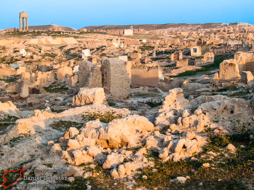  Hệ thống hầm mộ hoàng gia gây kinh ngạc. Bên dưới cung điện là các hầm mộ hoàng gia được xây dựng công phu, chứa hài cốt, đồ trang sức vàng bạc và hiện vật nghi lễ. Những phát hiện này cung cấp cái nhìn quý giá về tín ngưỡng và nghi thức tang lễ của giới quý tộc cổ Syria. Ảnh: syriaphotoguide.com.